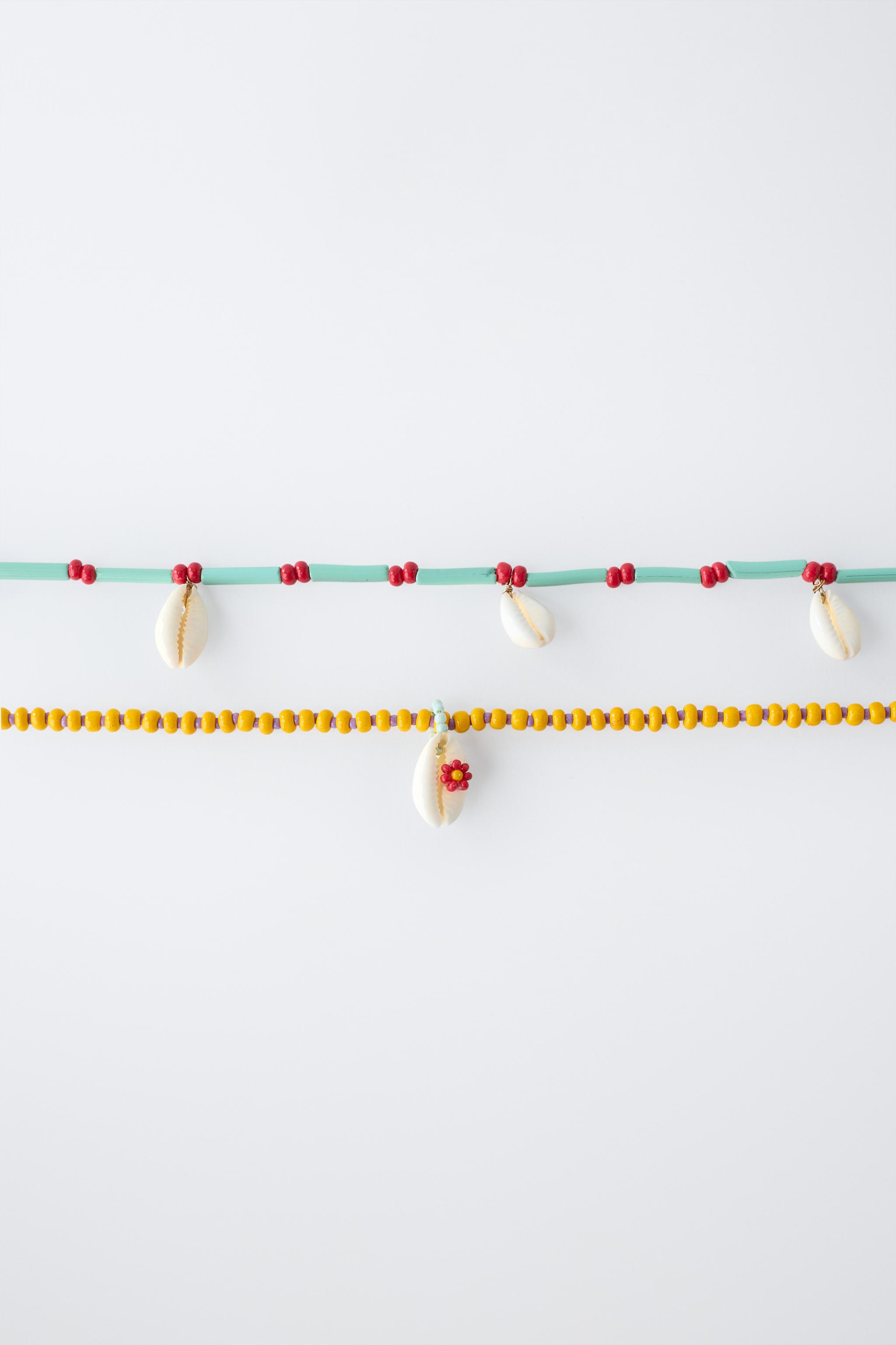 LOT DE DEUX COLLIERS FANTAISIE ET COQUILLAGES